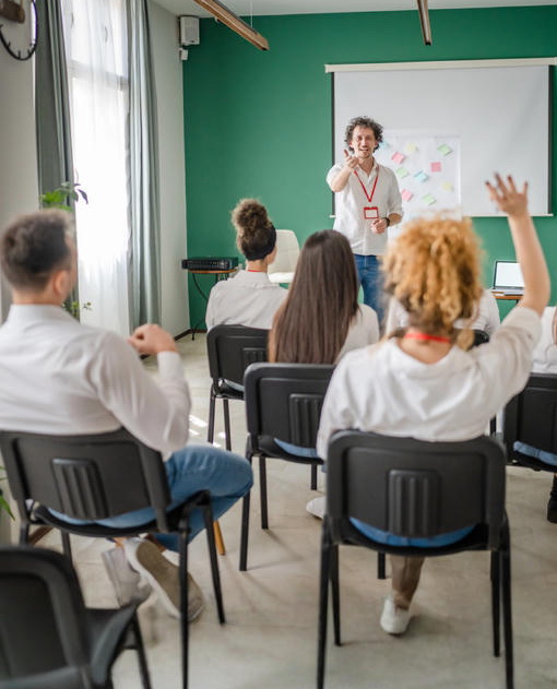 In junger Mann moderiert einen Workshop.